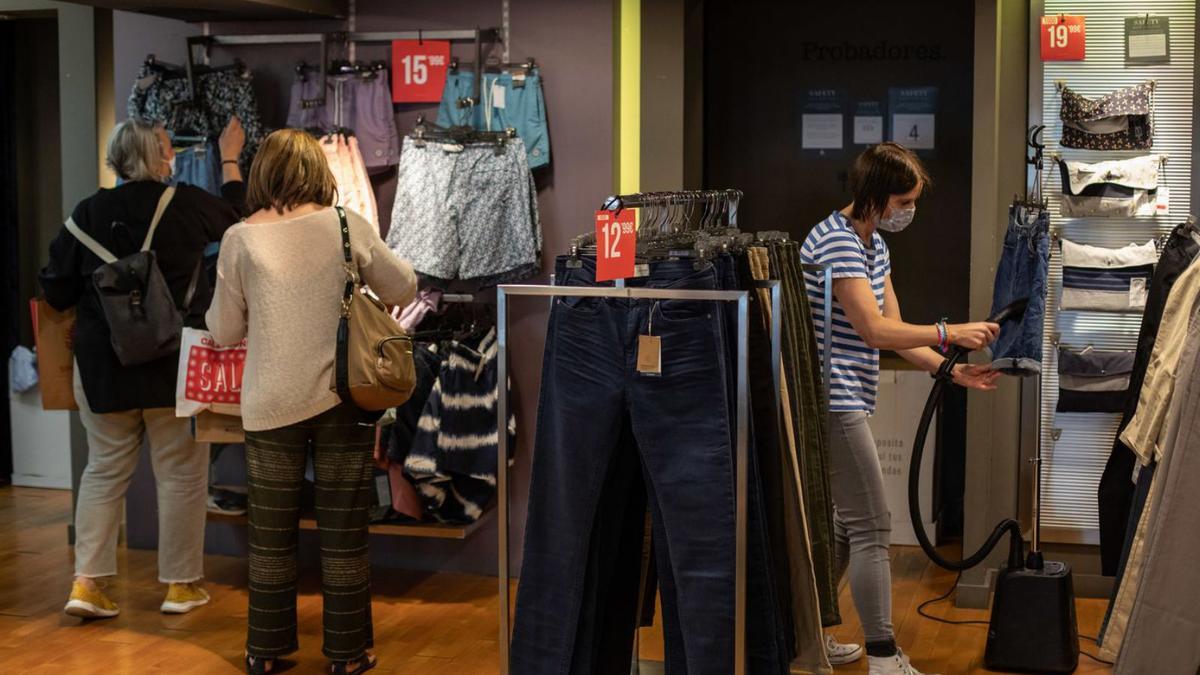 Una trabajadora en una tienda de textil de la capital zamorana. | Emilio Fraile