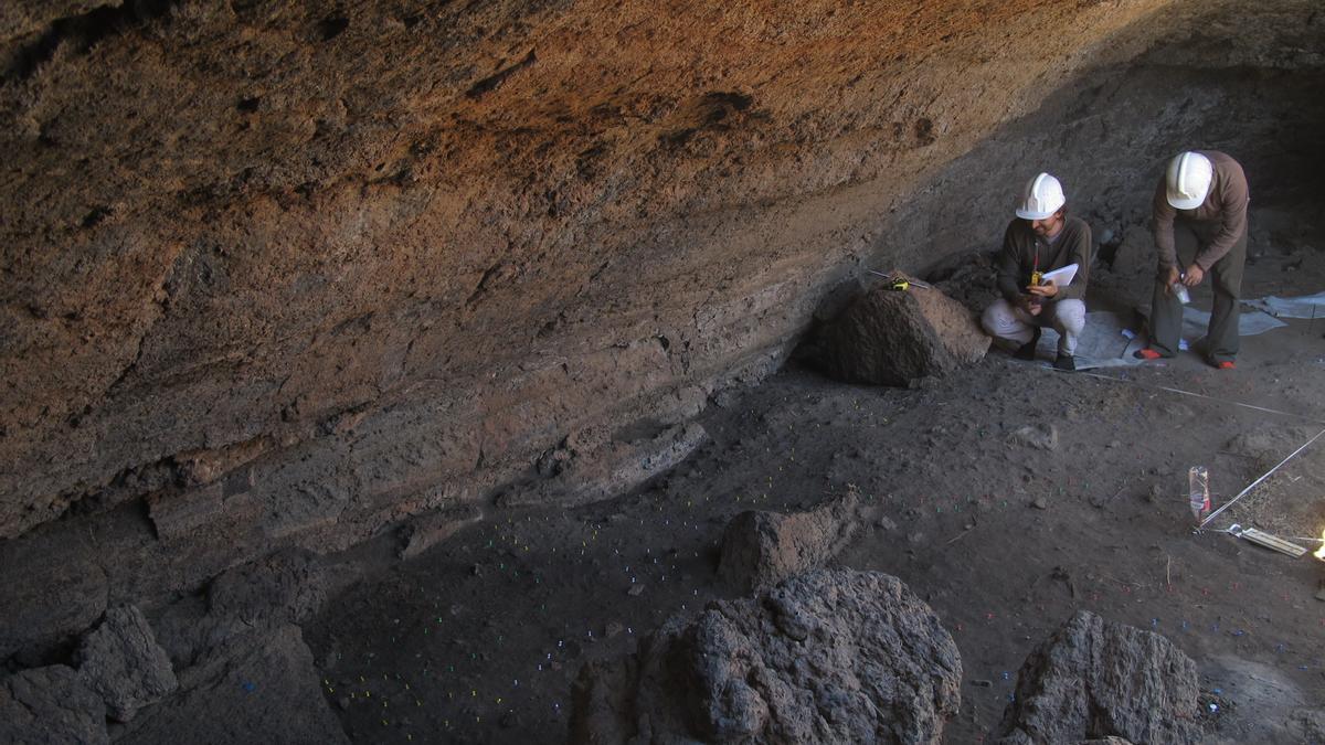 Varios arqueólogos de la ULL trabajan en el interior del tubo volcánico que habitaban los guanches.