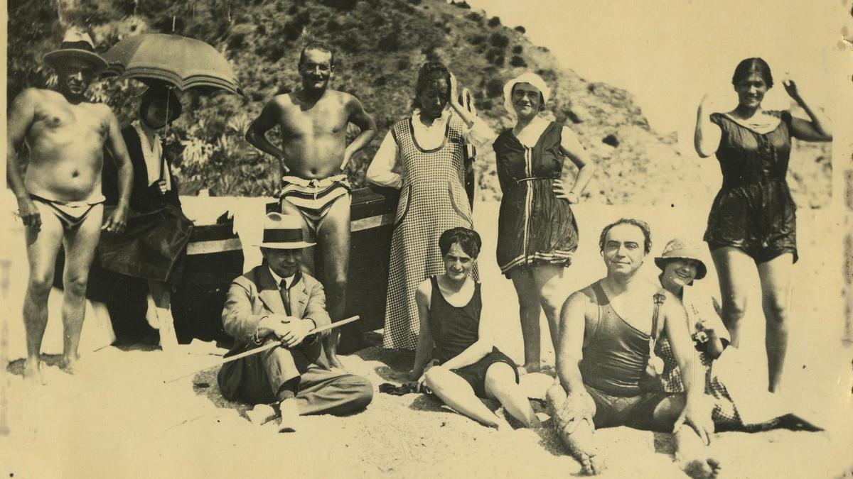 Otho Lloyd, a Tossa de Mar el 1916. De dreta a esquerra: Francis Picabia, Juliette Roche, Otto von Wätjen, Marie Laurencin, Gabrielle Buffet, Olga Sacharoff; asseguts: Albert Gleizes, Dagoussia-Mouat, Béla Szilárd i Andrée Compère.