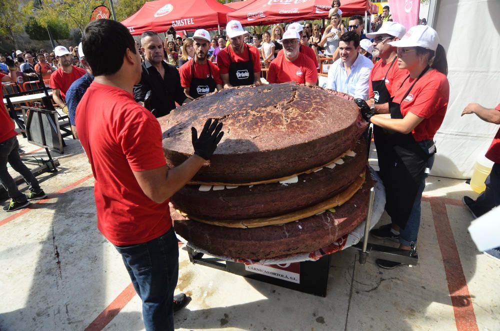 Crevillent intenta batir un récord Guinness cocinando la hamburguesa más grande del mundo