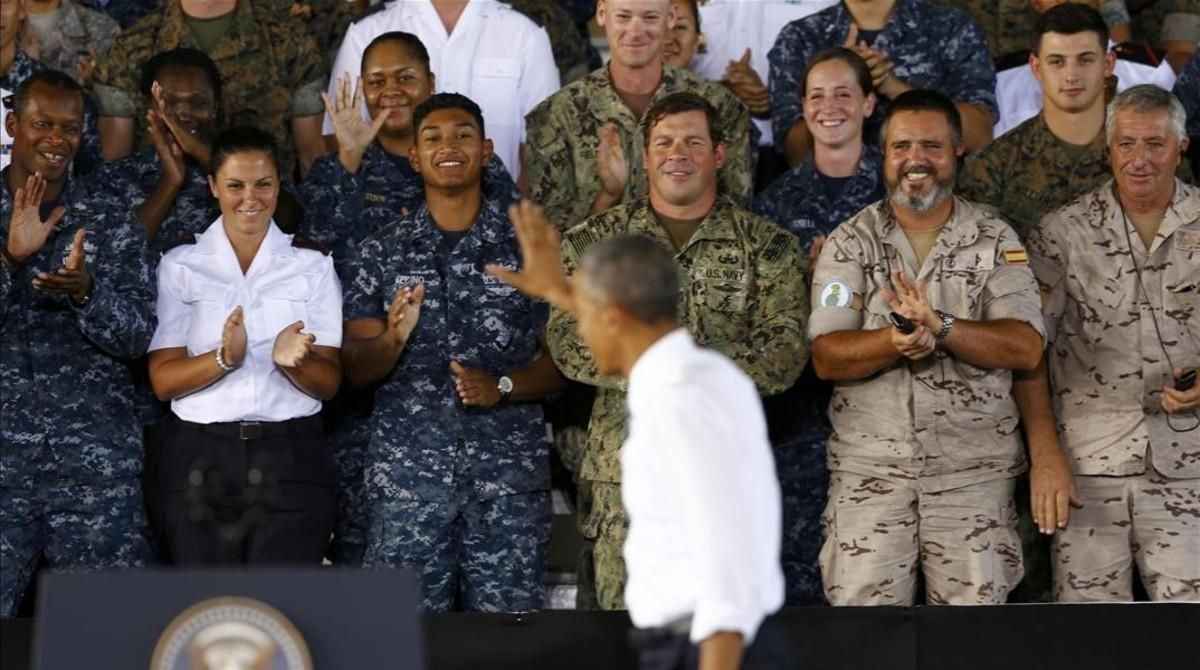 Miembros del ejército aplauden al presidente Barack Obama antes de su discurso en la base naval de Rota.