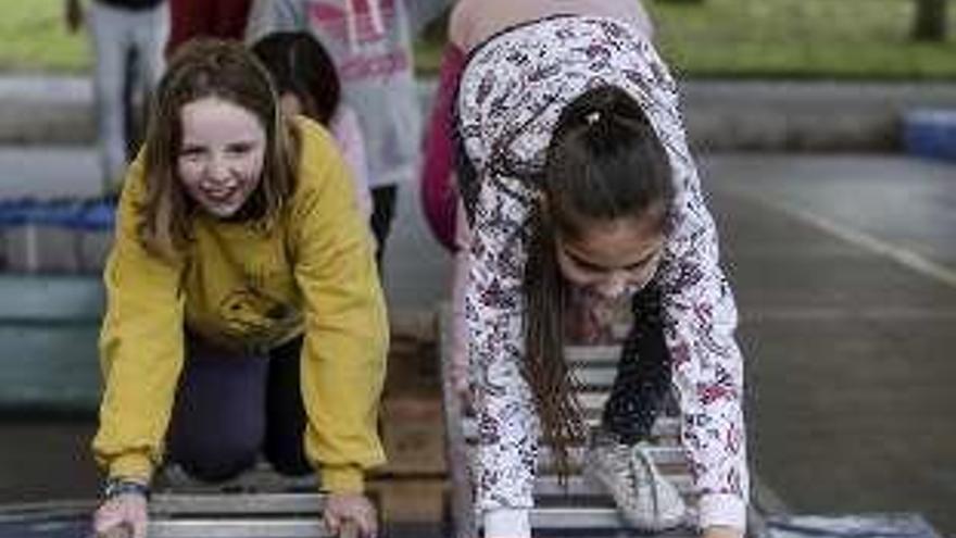 Dos alumnas realizando un circuito en clase de Educación Física.