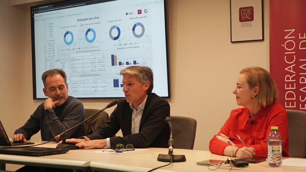 El presidente de Coeval, al centro, junto a la vicepresidenta de la diputación y regidora de Promoción Económica y el representante de la consultora autora del informe.
