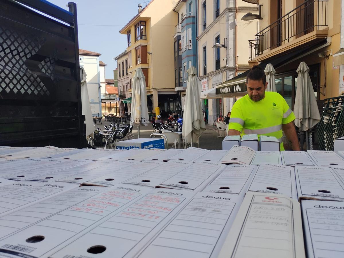 El traslado del Archivo Municipal de Grado, en imágenes.