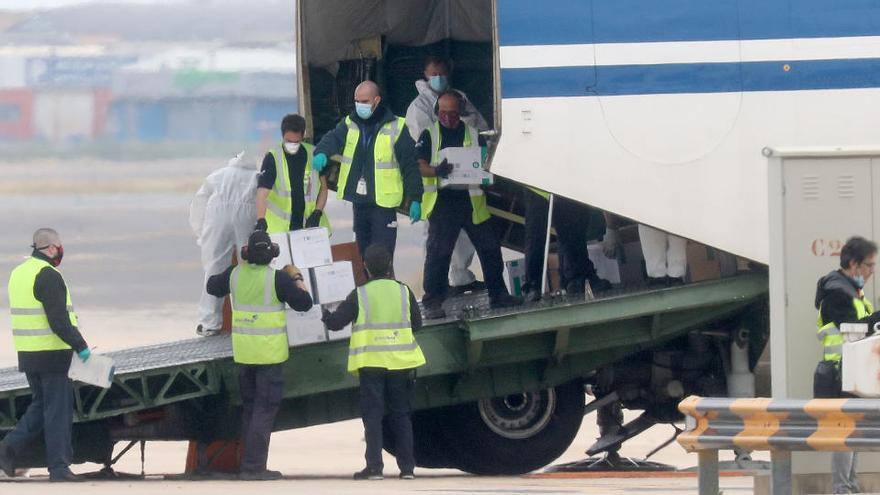 Un avión con material sanitario en Valencia.