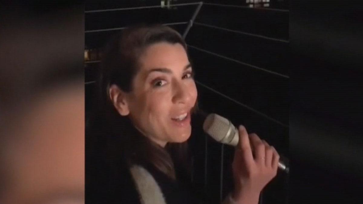 La artista Ruth Lorenzo canta a los vecinos desde su balcón en Barcelona.