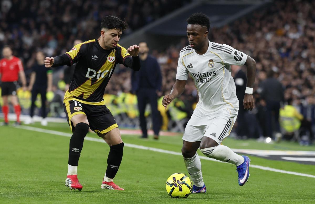 Ilias Akhomach (i), en la acción ante Vinícius (d) y cedido por el Villarreal, fue titular con el Rayo Vallecano ante el Real Madrid.