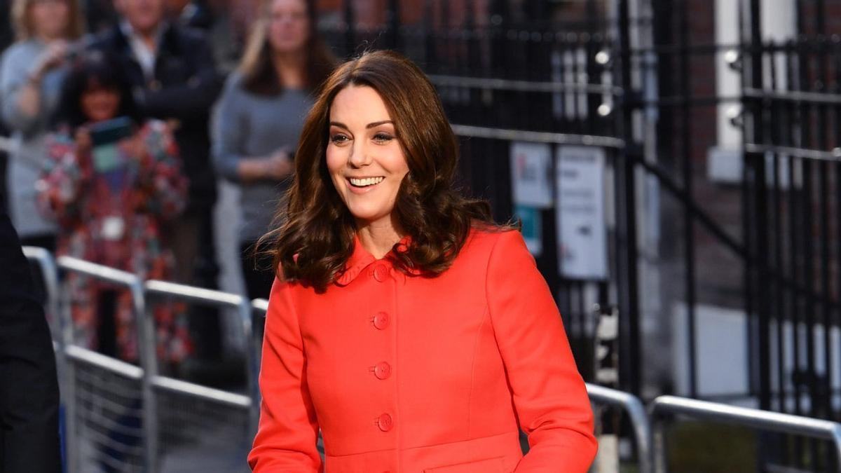 Kate Middleton luce un abrigo rojo