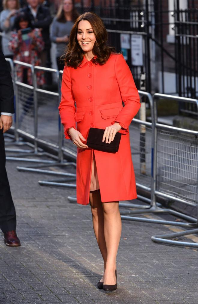 Kate Middleton luce un abrigo rojo