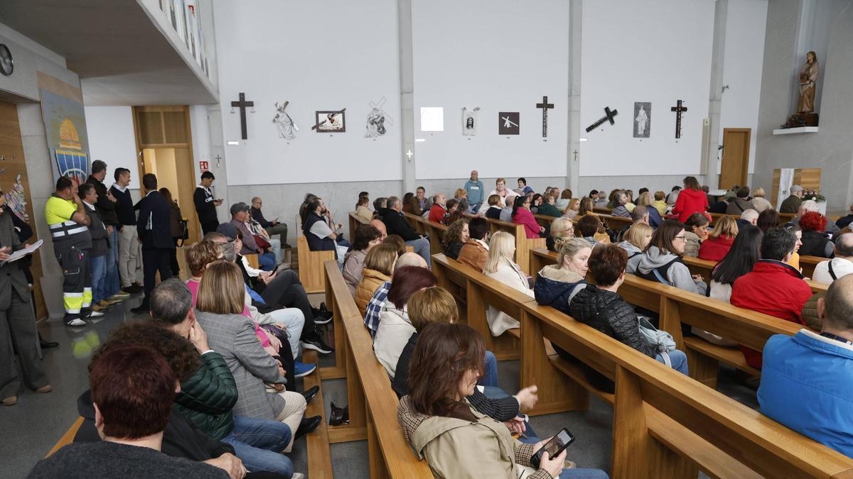 La asamblea vecinal por el conflicto del edificio La Estrella de Gijón, en imágenes