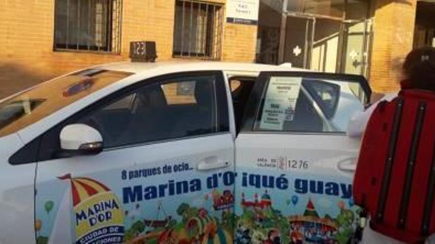 Trabajadores de un Punto de Atención Continuada cogiendo un taxi para ir a un aviso.