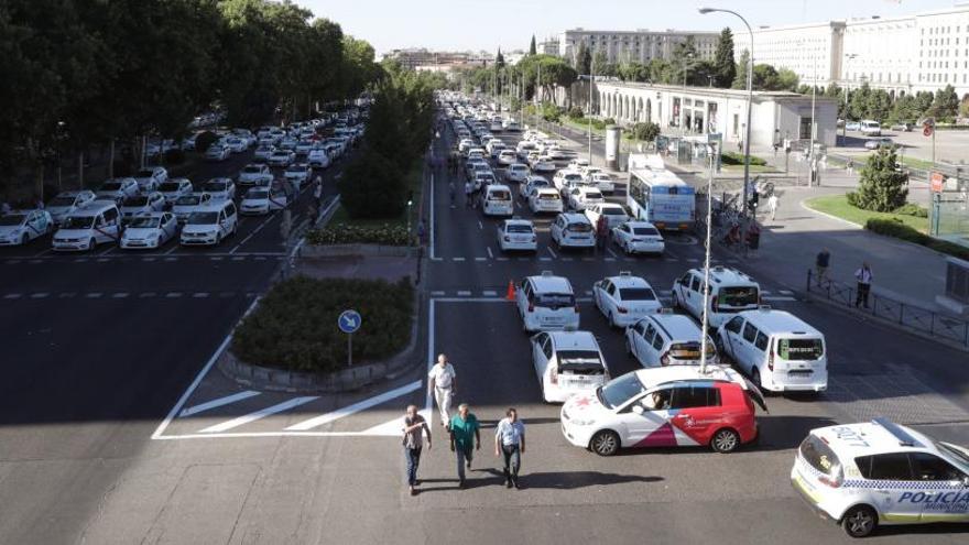 La huelga de taxis se deja ver en la Castellana madrileña.