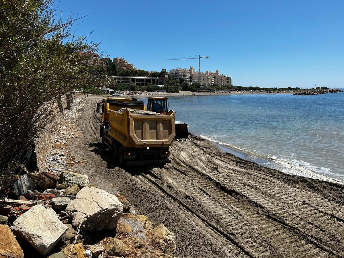 El Gobierno inicia las actuaciones de emergencia en la playa del Pinillo de Marbella.