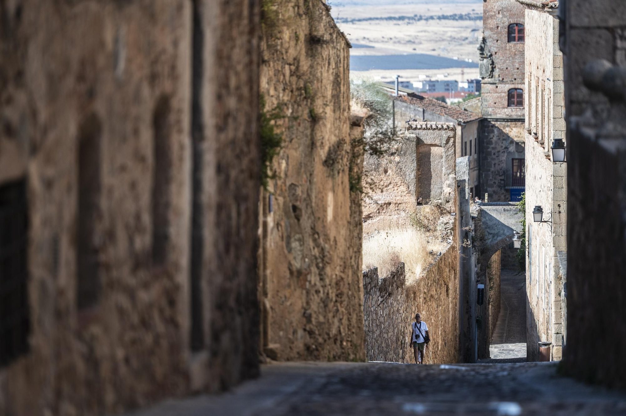Galería | Primer paso para soterrar los cables de la parte oeste de Intramuros en Cáceres
