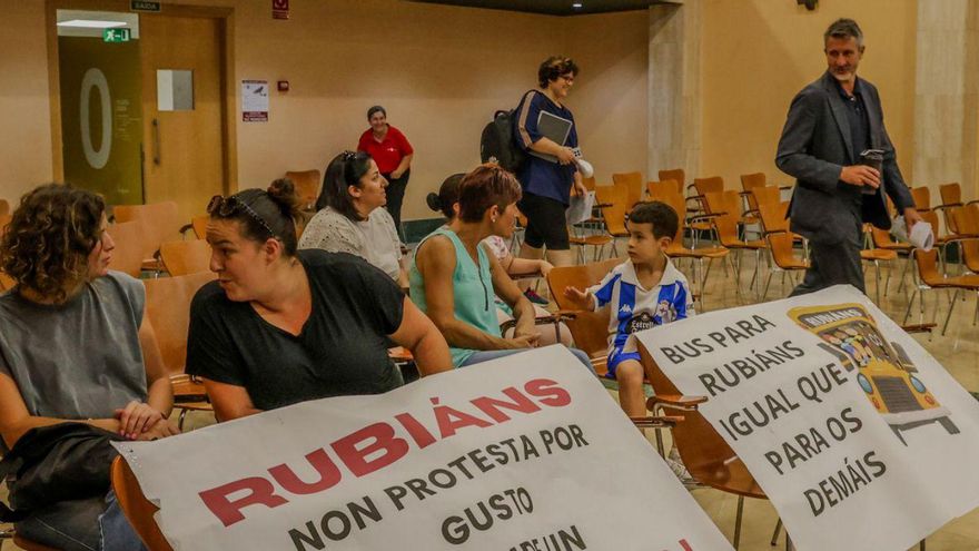 Las reclamaciones de los centros escolares están siendo habituales en los últimos plenos. |  I. Abella