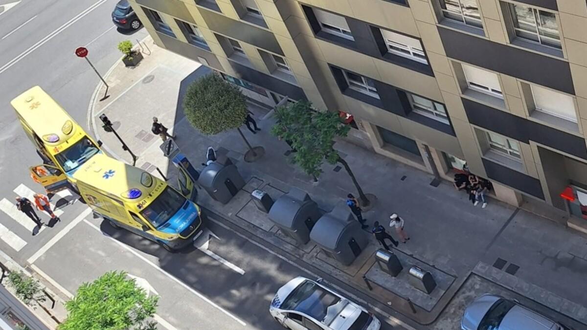 Imagen de los servicios sanitarios llegando este domingo a Fernando III O Santo para atender al hombre agredido con una botella rota en el pecho.
