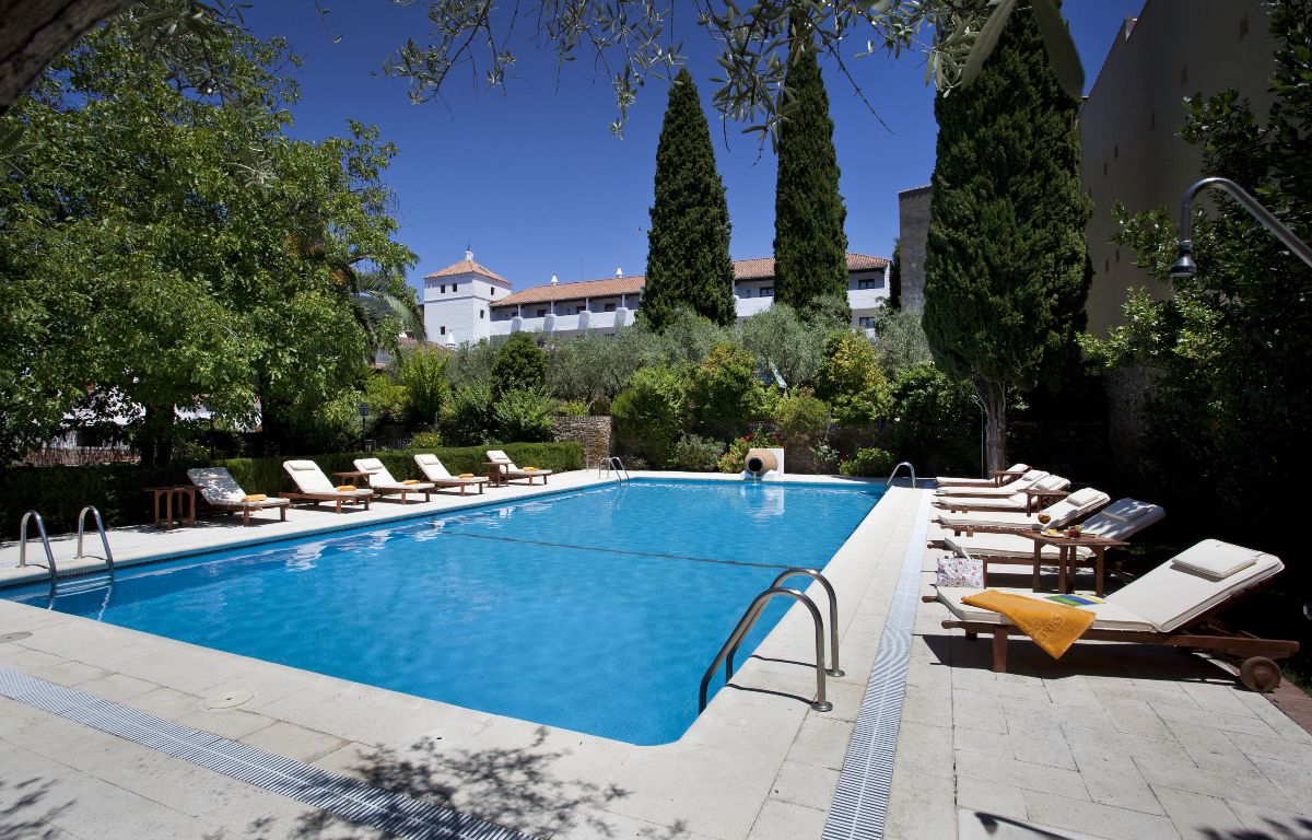 La piscina del Parador de Guadalupe es perfecta para combatir el calor.