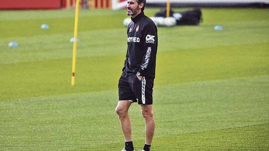 Vicente Moreno observa a sus jugadores durante un entrenamiento.