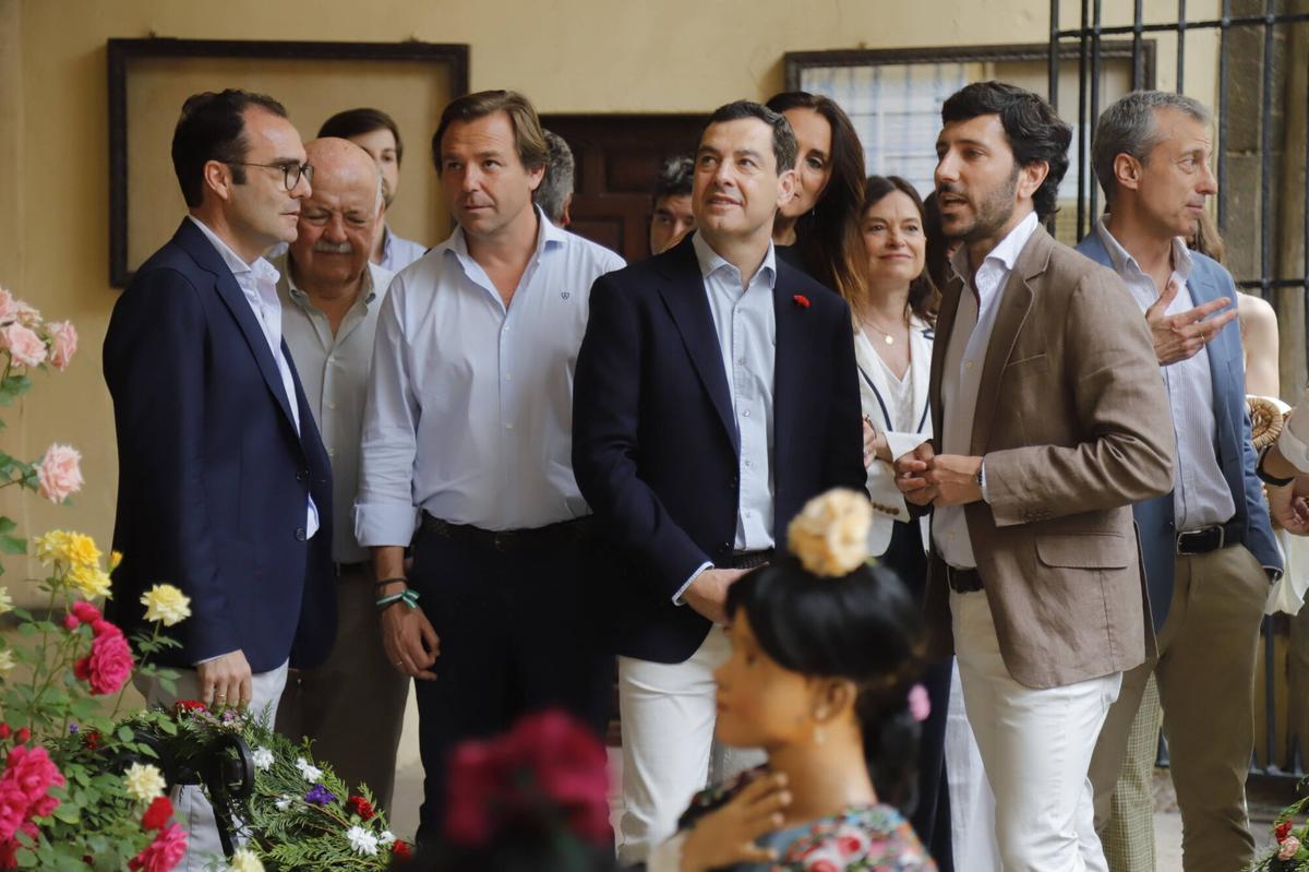 Juanma Moreno hace campaña en las Cruces de Mayo de Córdoba Juanma Moreno hace campaña en las Cruces de Mayo de Córdoba