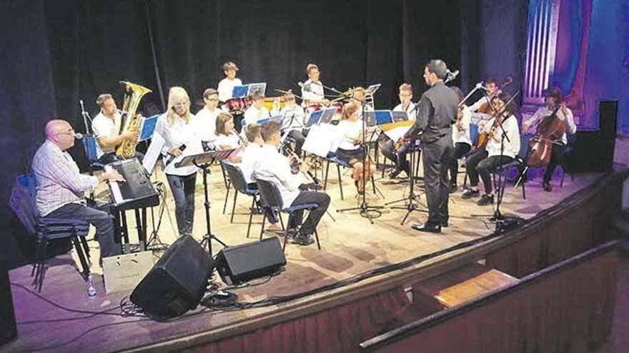 Una imagen del espectáculo que inauguró la reforma del teatro de Muro, el domingo.