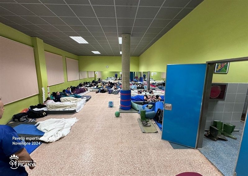 Voluntarios y fuerzas de seguridad pernoctaban en el pabellón.