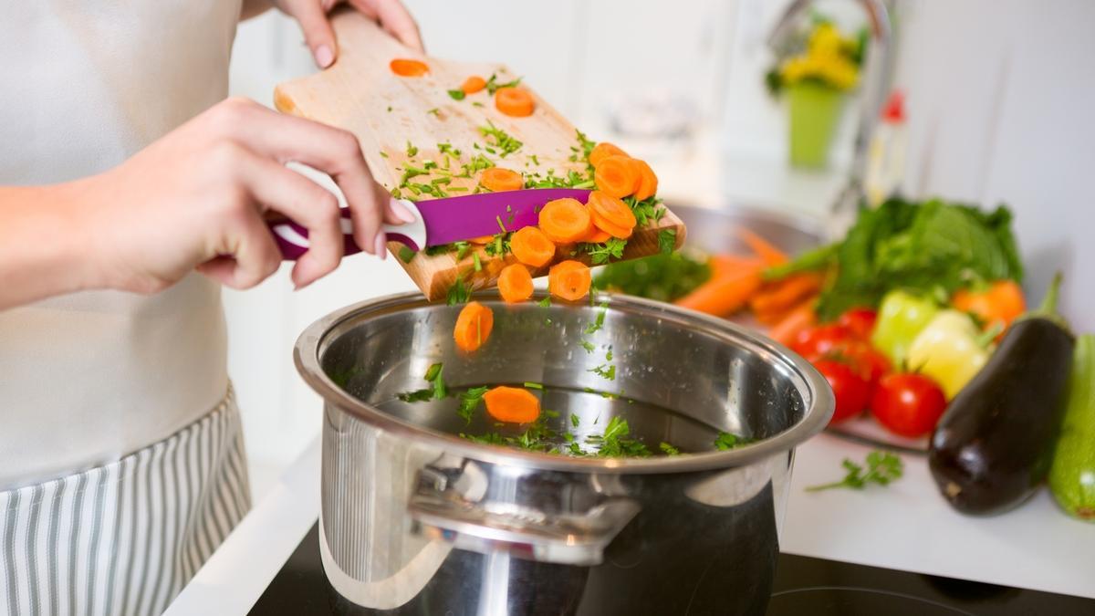 Archivo - Verduras cocinadas, zanahorias, hortalizas