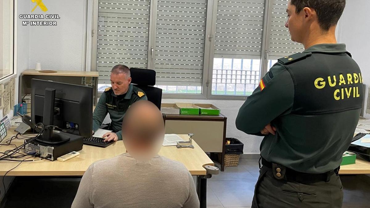 Imagen de archivo de la Guardia Civil tomando declaración a una persona.