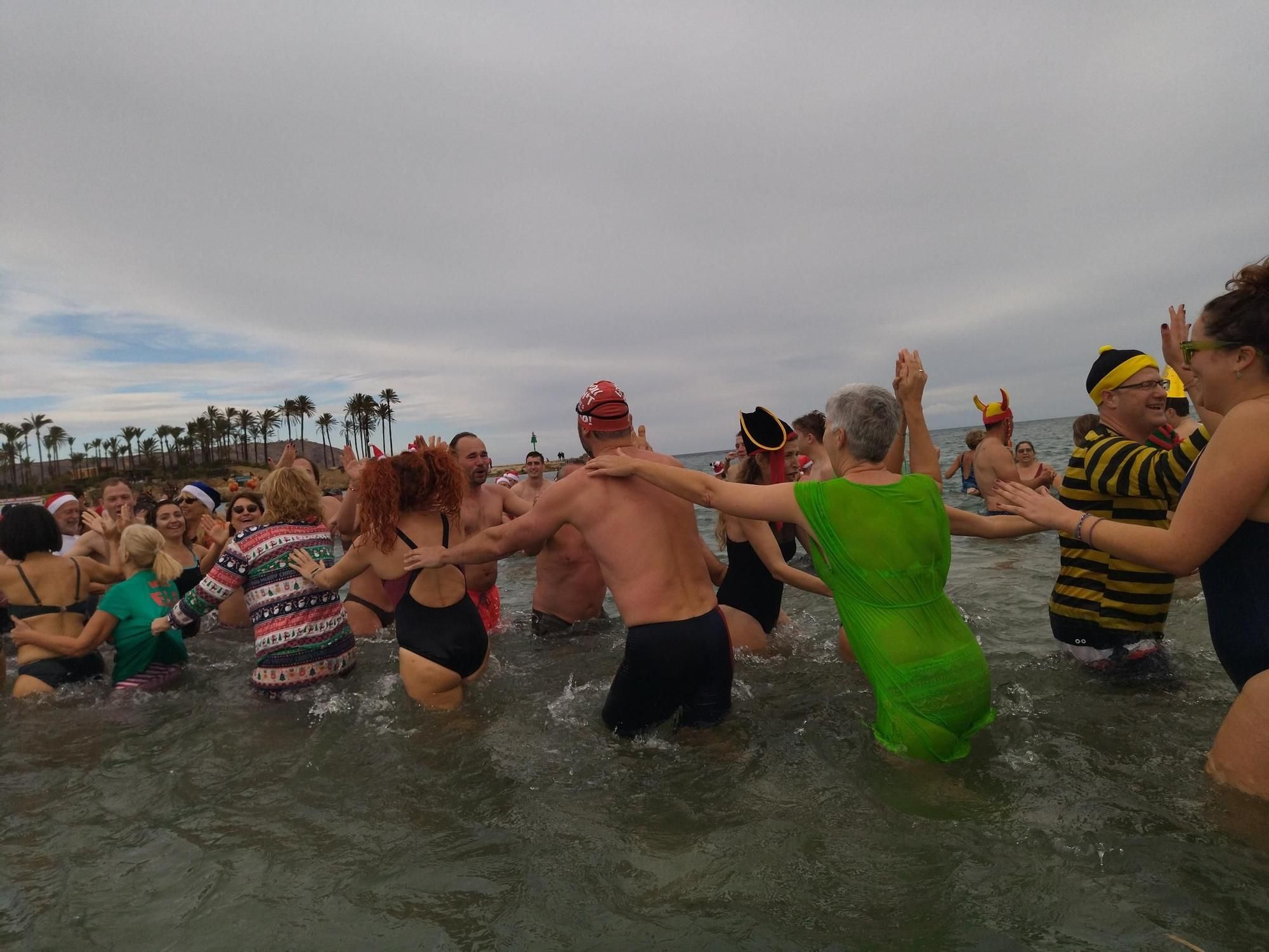 Todas las imágenes del "primer baño del año" solidario y multitudinario en Xàbia