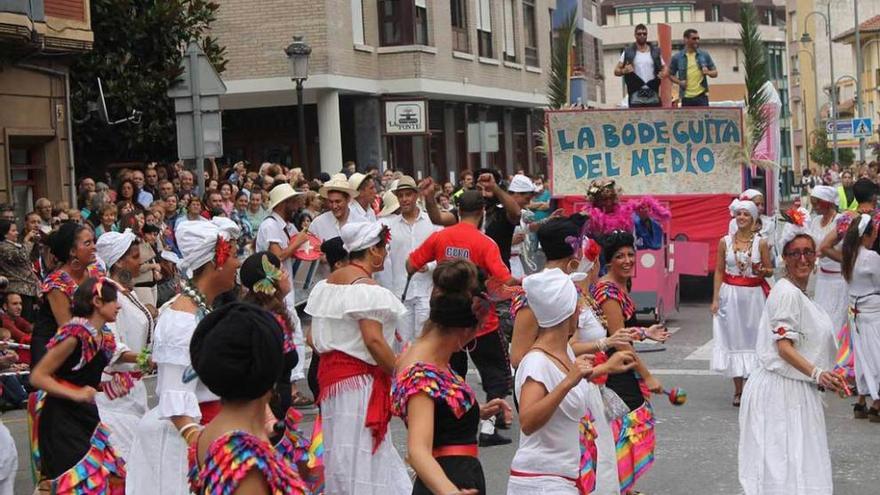 La charanga &quot;Tú llorando en Candás y yo gozando en Hawai&quot; en plena actuación.