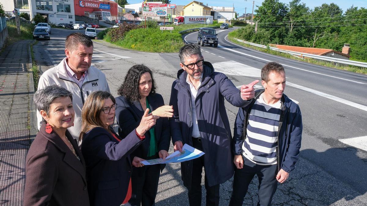 Belén do Campo y Luis Oujo, ambos en el centro, en el punto en el que se construirá la senda.