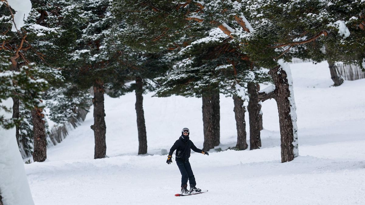 Una persona disfrutando de la nieve en la estación de Navacerrada.