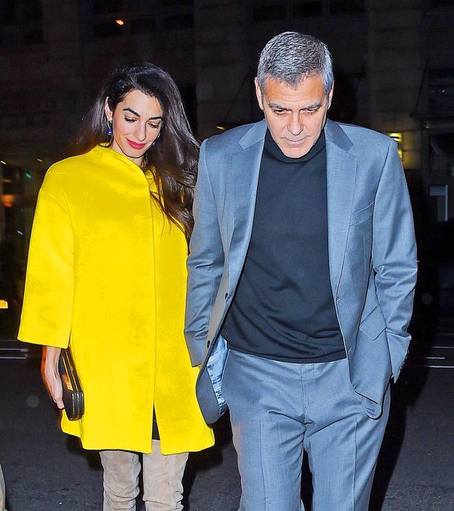 Amal Clooney con un vistoso abrigo color amarillo