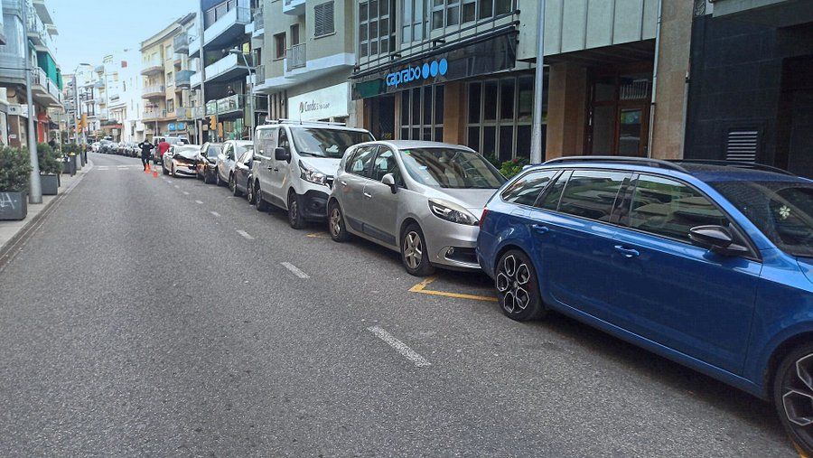 Un taxista s'adorm al volant i xoca contra diversos cotxes i motos a Blanes