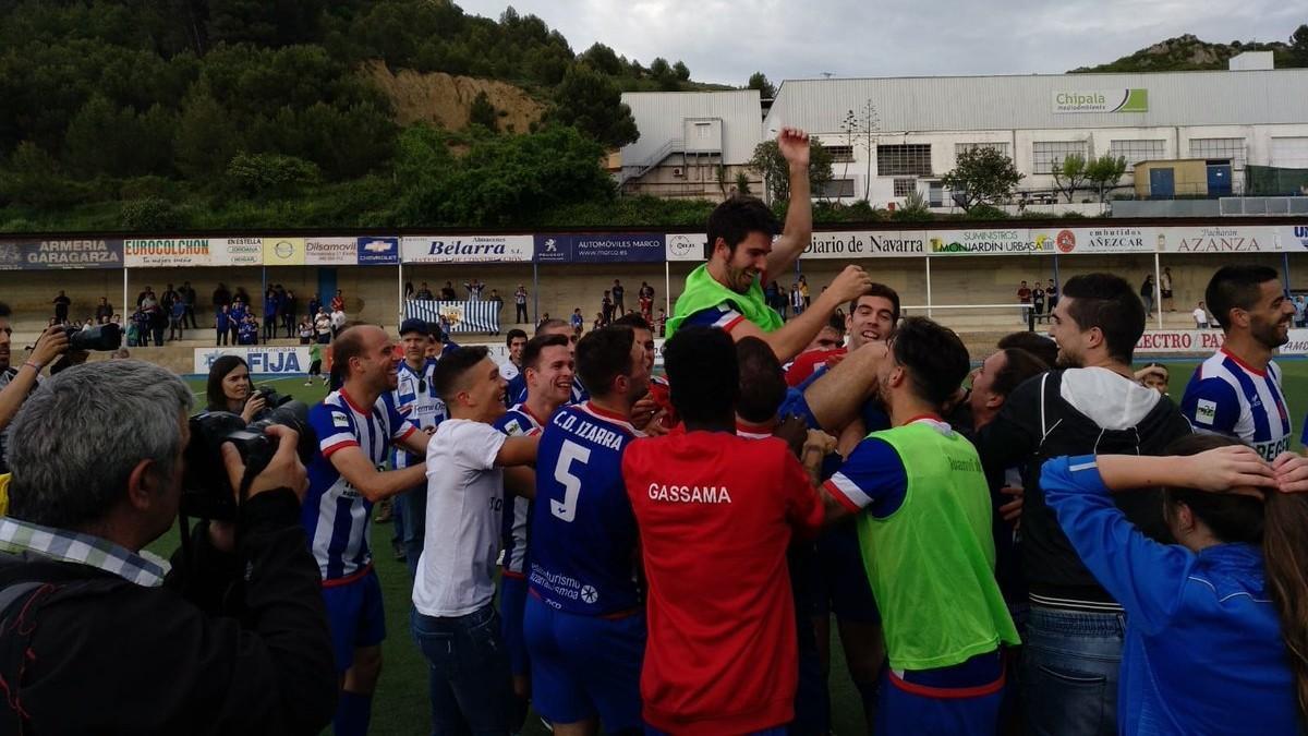 Los jugadores del Izarra celebran la permanencia en Segunda B.