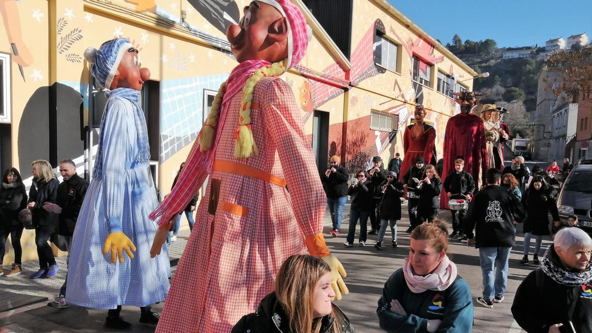 Inici de la cercavila de festa major amb alguns dels gegants locals, aquest diumenge