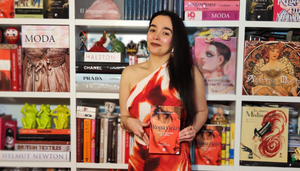 Ana Velasco Molpeceres, autora de 'Ropa vieja. Historia de las prendas que vestimos' 