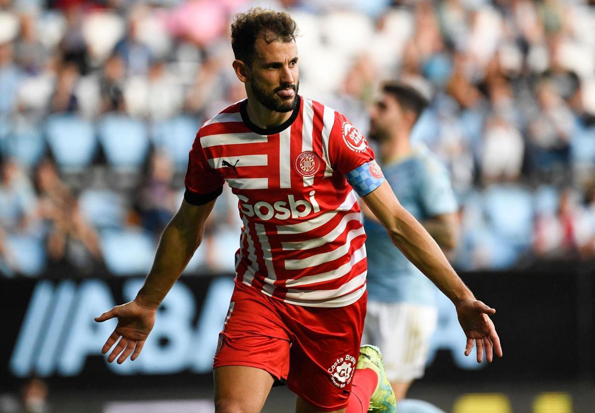Stuani (36 años). El ariete uruguayo sigue teniendo en vilo a la afición del Girona. A pesar de que desde el club siguen manteniendo la calma por el jugador, las ofertas de Arabia siguen en pie y el jugador estaría meditando iniciar una etapa en los países árabes.