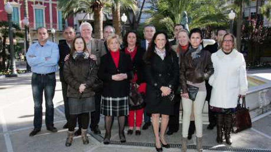 Begoña Hernández, tercera por la derecha, con miembros de su lista.