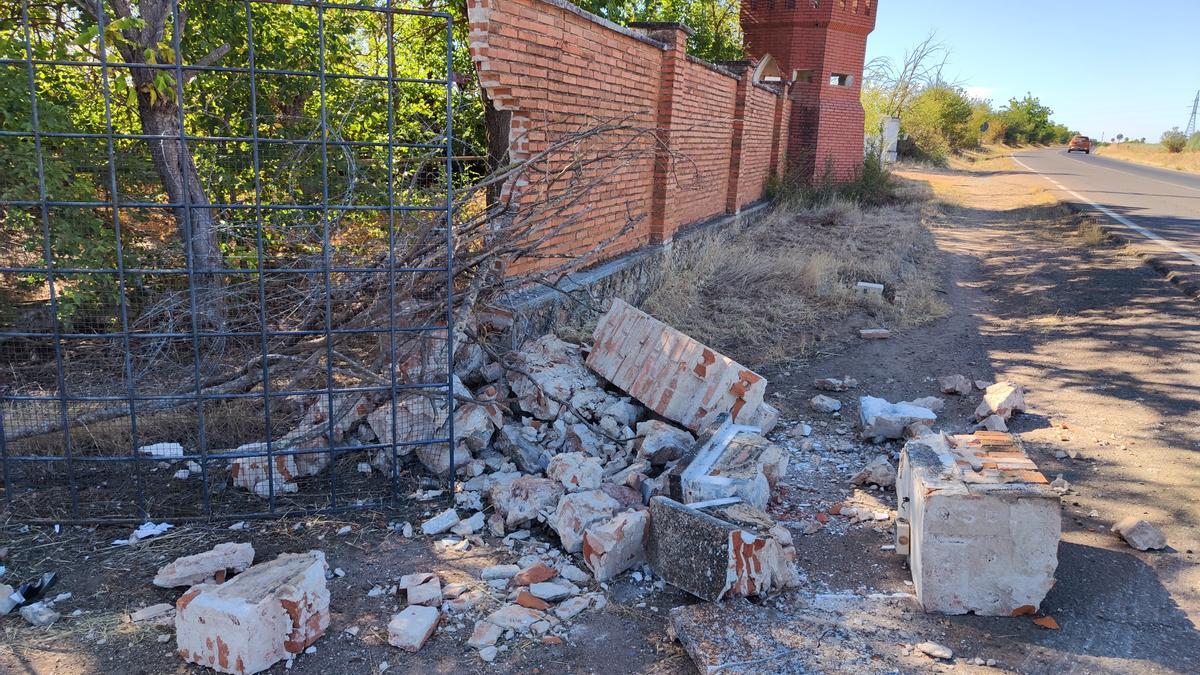 Parte del muro exterior del cuartel desmoronado, junto a la carretera de Valverde.