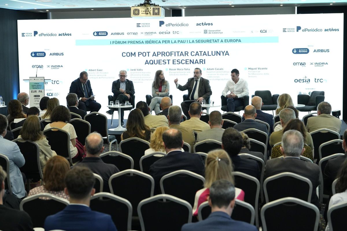Albert Sáez, director de EL PERIÓDICO; Jordi Valls, cuarto teniente de Alcaldía del área de economía, hacienda y promoción económica del Ajuntament de Barcelona; Roser Roca Toha, managing director y CEO de Airbus GeoTech; Adam Casals, experto en geoestrategia y asesor de relaciones industriales, y Miguel Vicente, presidente de TechBarcelona y Antai Ventures.