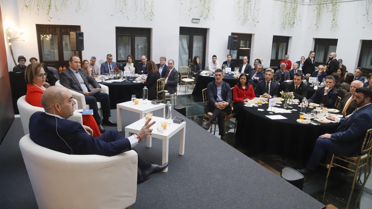 Lorenzo Amor, Blanca Torrent y Francisco Expósito, ante los asistentes.