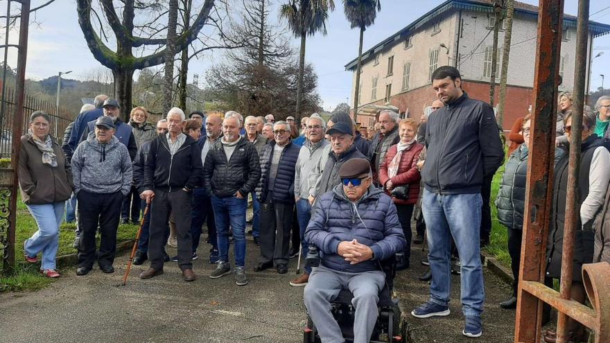 Los vecinos, ayer, reunidos ante el edificio del centro de salud de Lieres. | L. P.