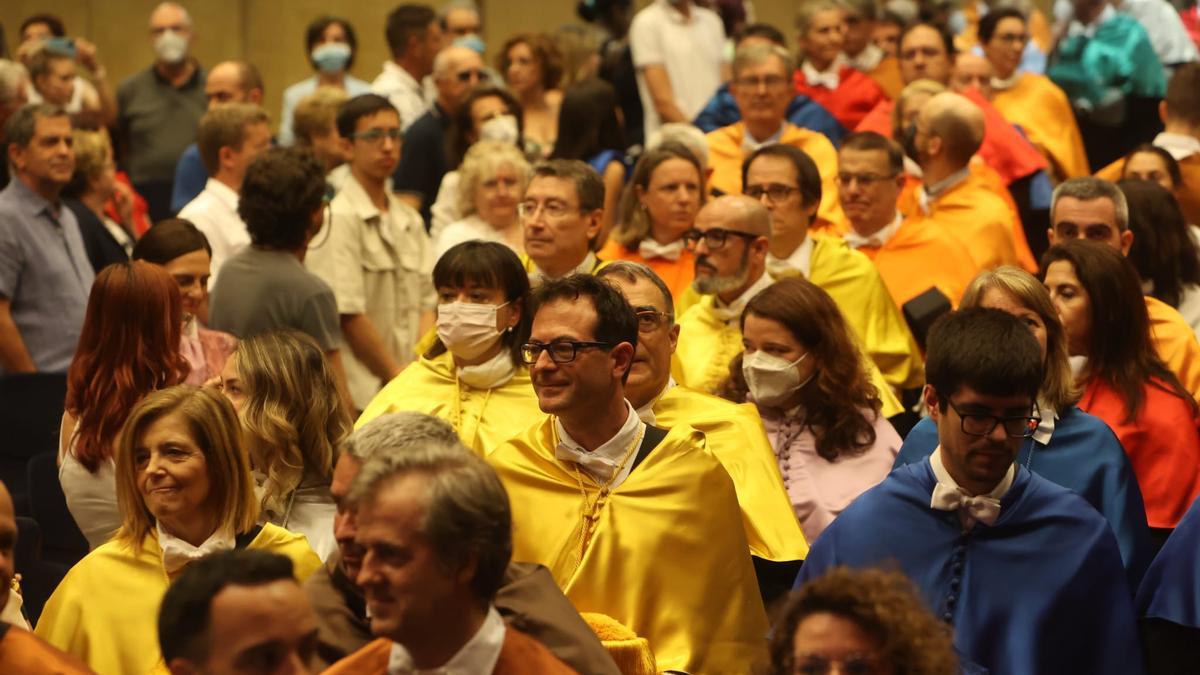Doctores en Medicina de la UA cambian el color azul de la Facultad de Ciencias por el amarillo