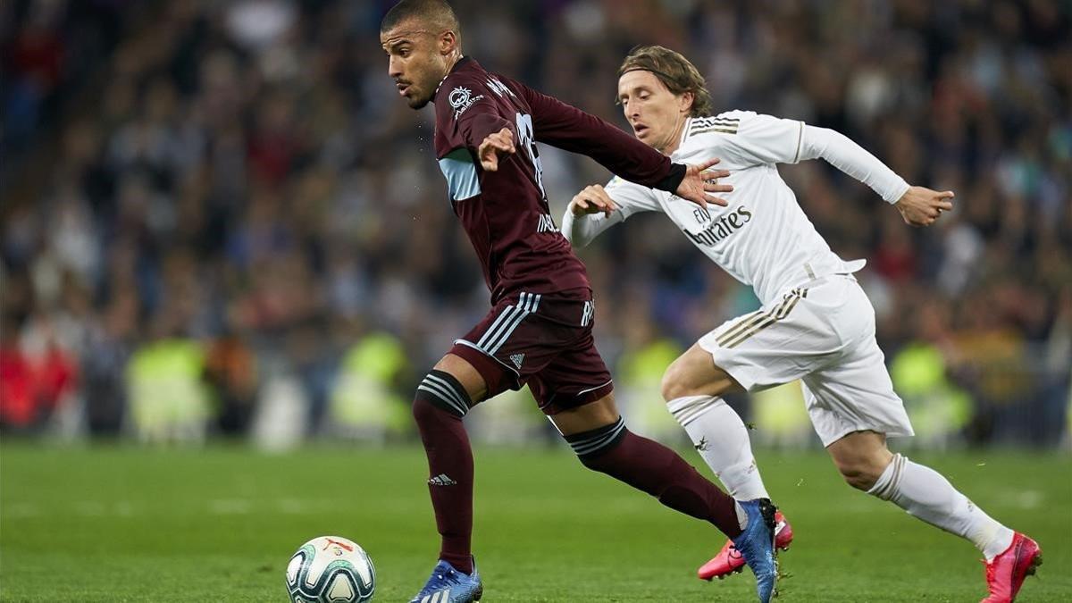 Rafinha se escapa de Modric en el Madrid-Celta del Bernabéu.