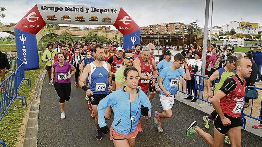 350 corredores de Badajoz practican deporte en familia