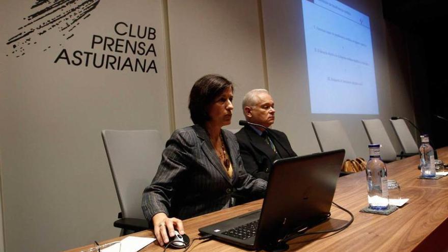 Beatriz Díaz Molina y José Luis Lambert, ayer, en el Club Prensa Asturiana.