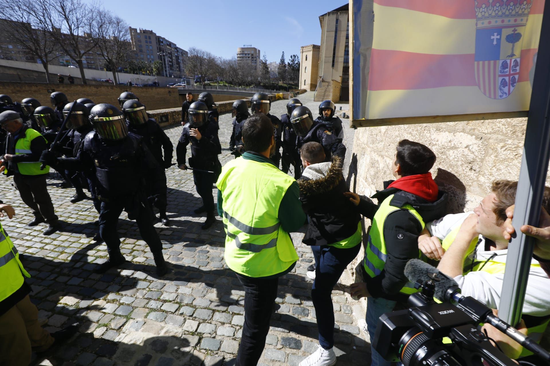 En imágenes | Las protestas de los agricultores llegan a las puertas de La Aljafería