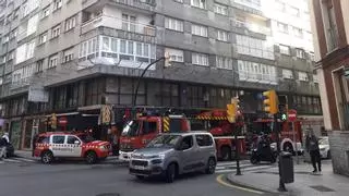 Despliegue de los bomberos en pleno centro de Gijón