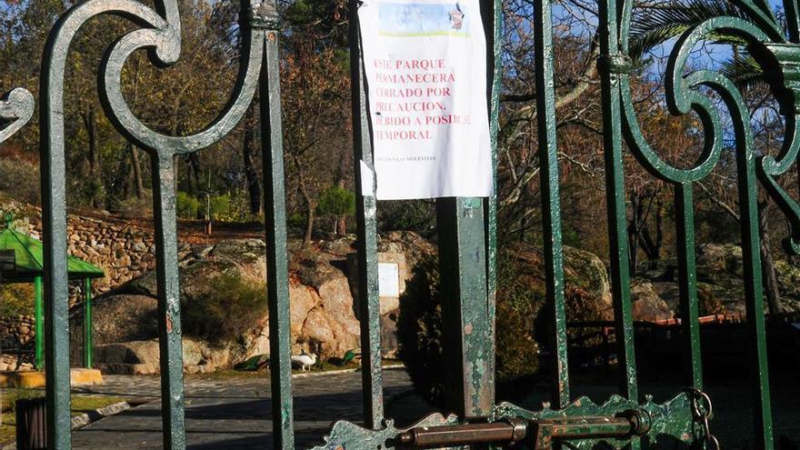 Plasencia cierra parques y el paseo fluvial por el viento