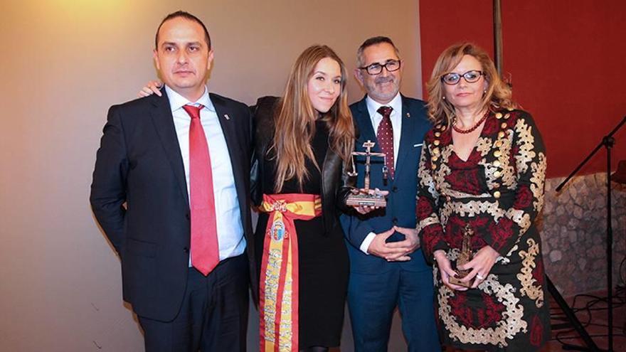 Rocío Márquez posa con la banda que le impusieron.